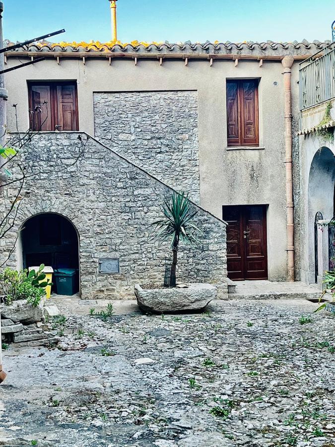Cortile Padre Vincenzo Apartment Erice Exterior photo